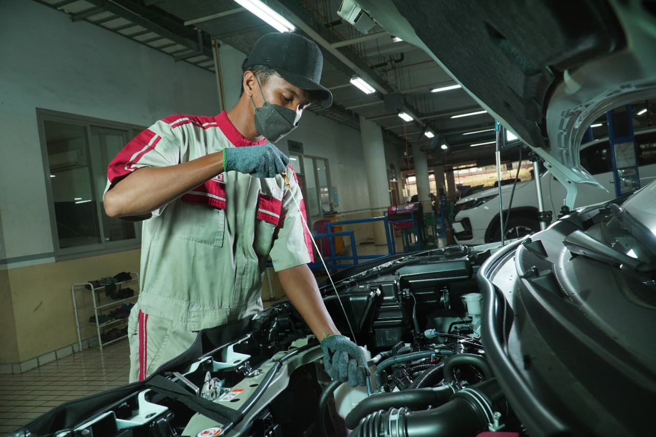 Isi Oli Mesin Mobil Terlalu Penuh Malah Bikin Masalah, Ini Faktanya