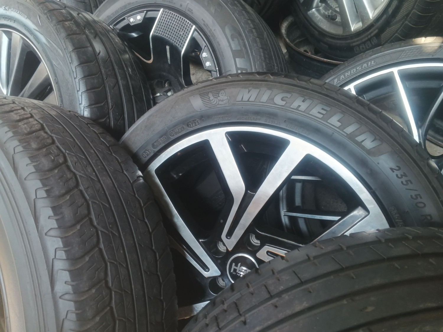 Biar Awet, Ini Tips Menyimpan Ban Bawaan Mobil Buat yang Doyan Gonta-ganti Pelek