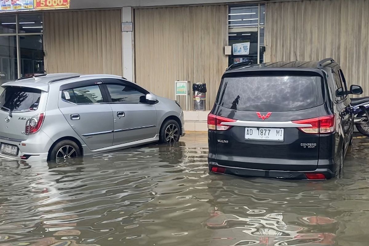Pemilik Mobil Wajib Tahu, Ini Risiko Mobil Terjang Banjir Tinggi