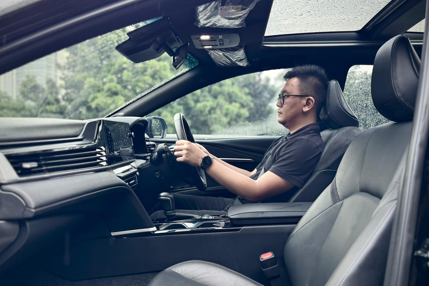 Tiga Hal Yang Membuat Toyota Camry Hybrid Cocok Dipakai Nyetir Sendiri