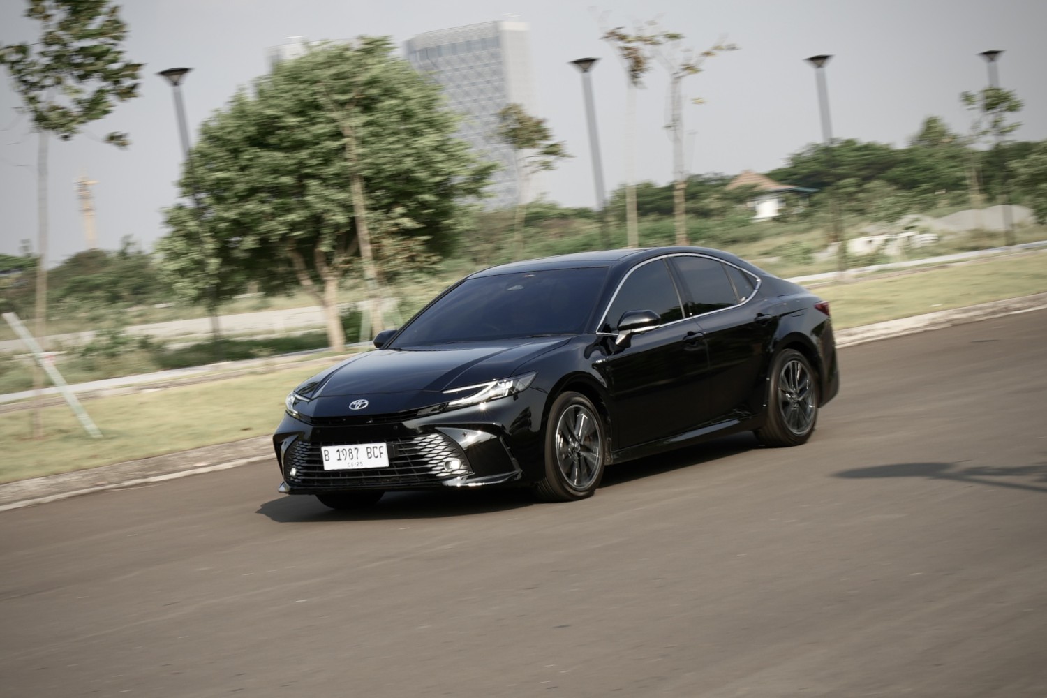 Libur Nataru Pakai Sedan Mewah? Toyota Camry Hybrid Bisa Jalan Sejauh Ini