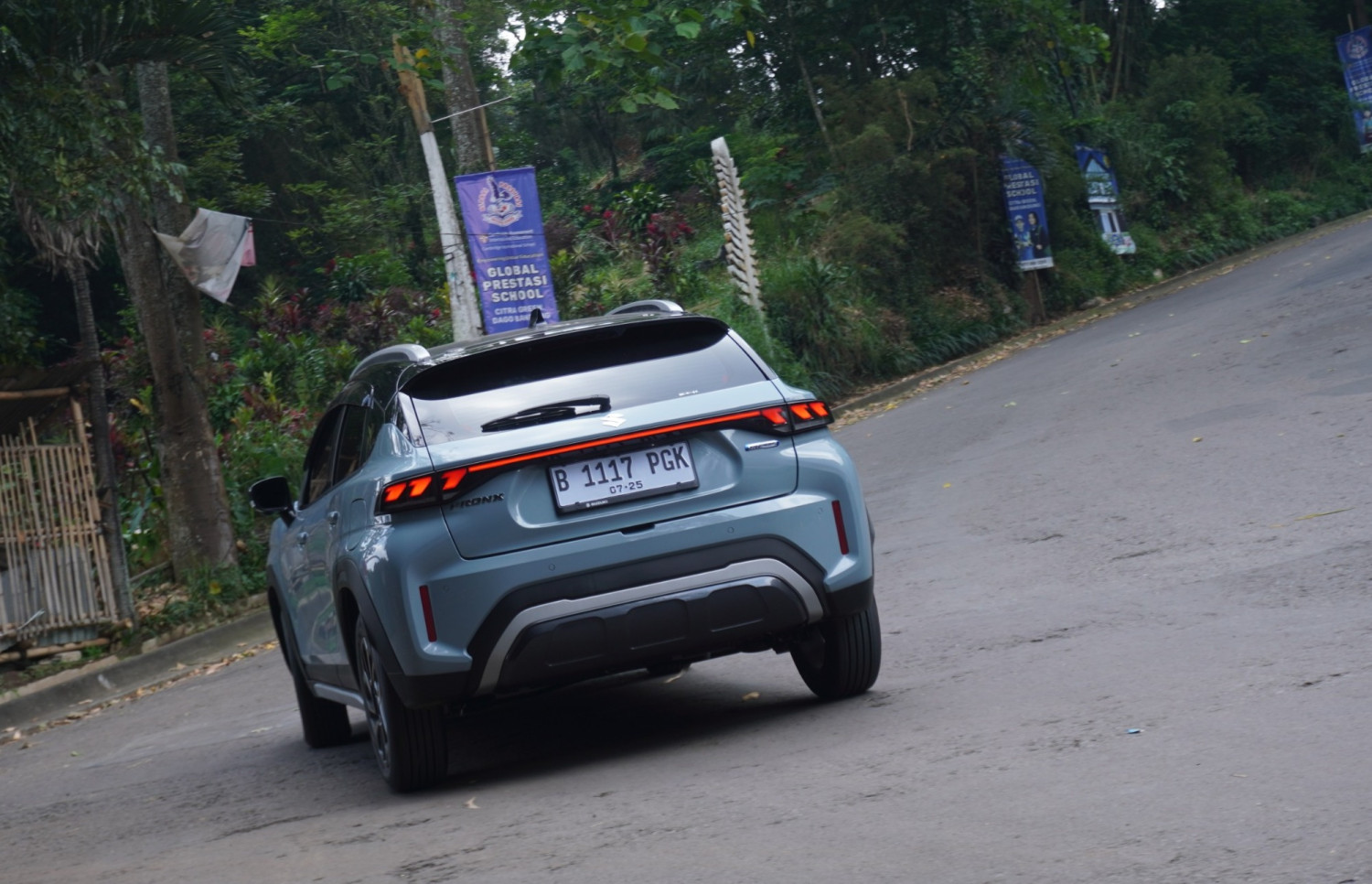 Cara Mudah Cegah Mobil Manual Mundur di Tanjakan yang Bikin Ladies Tenang