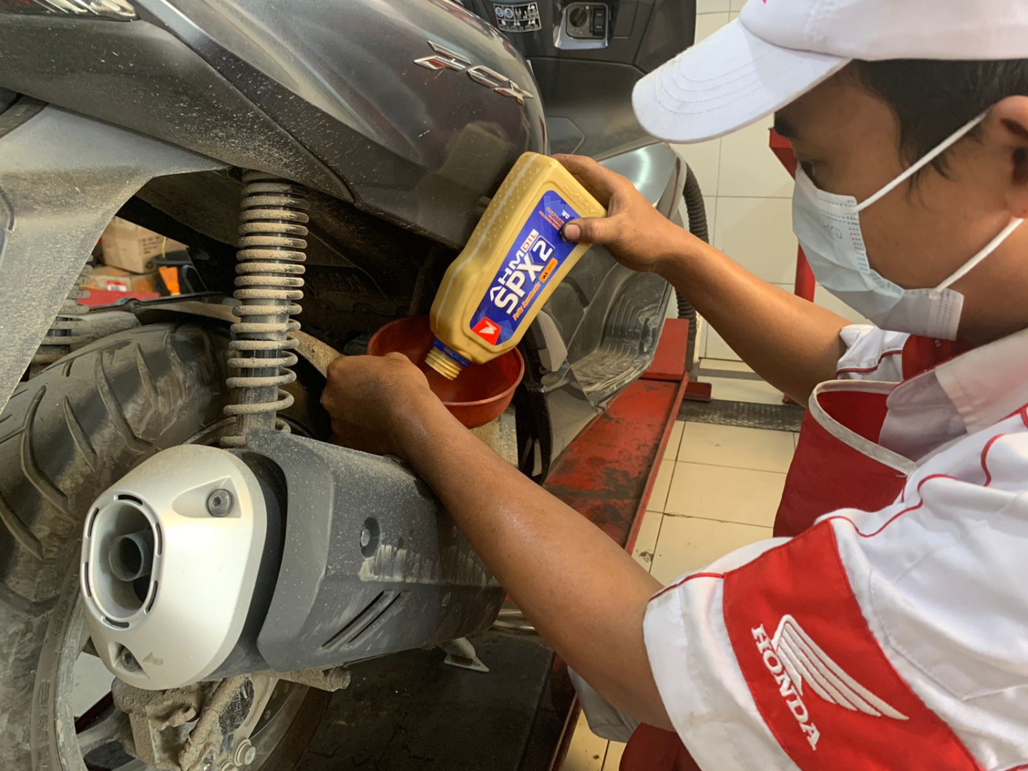 Gak Hanya Lebih Panas, Ini Dampak Kelebihan Isi Oli Mesin Motor Bekas