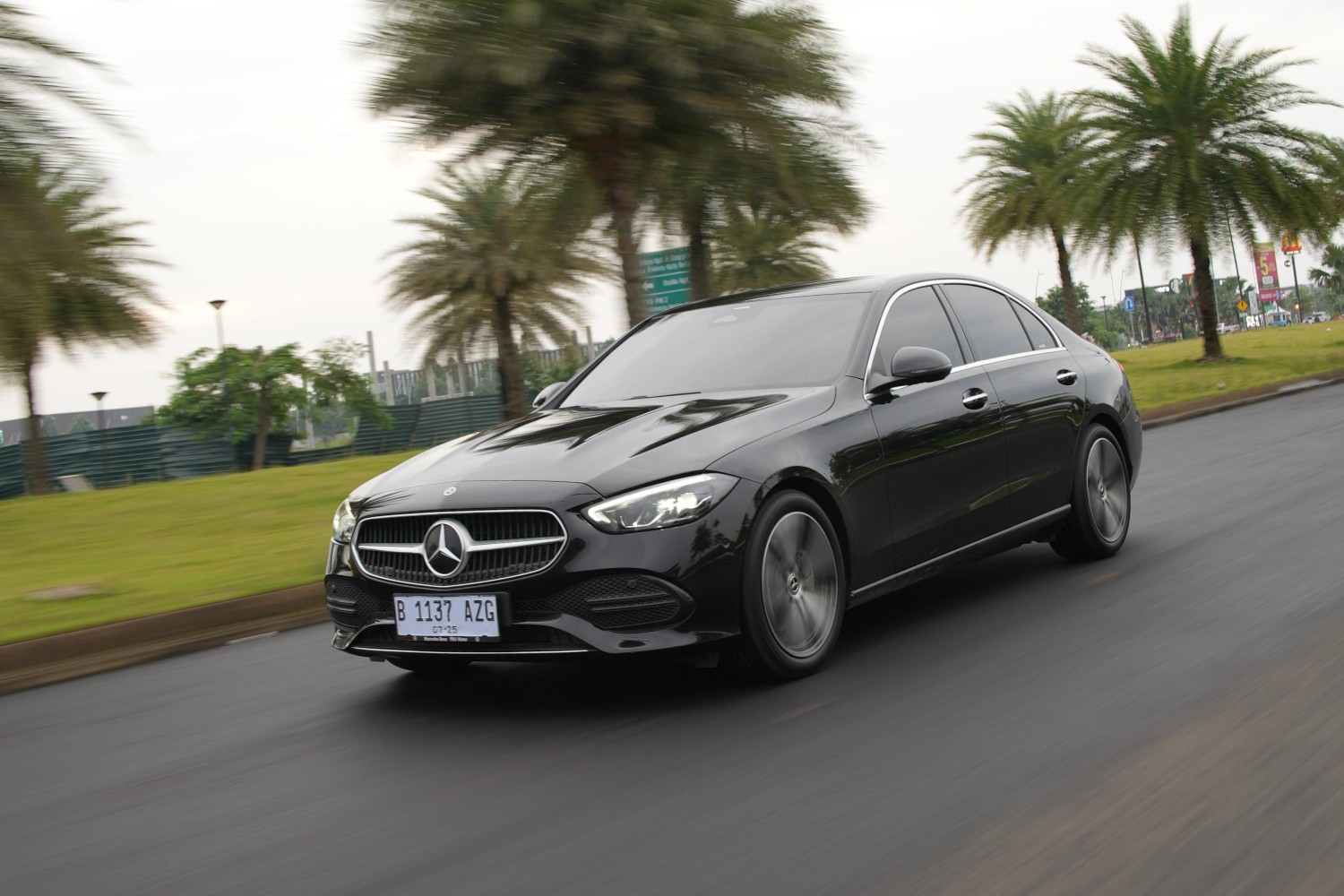 Liburan Pakai Mercedes-Benz C200, Sekali Full Tank Bisa Lintas Pulau