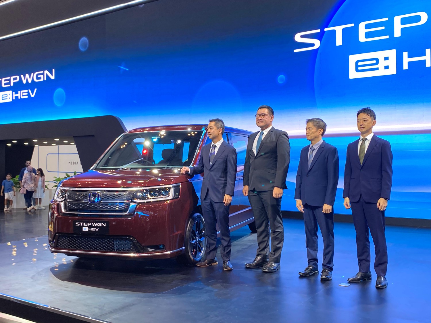 Ini Perbandingan Harga Darion PHEV, Nissan Serena, Toyota Voxy dan Honda Step WGN