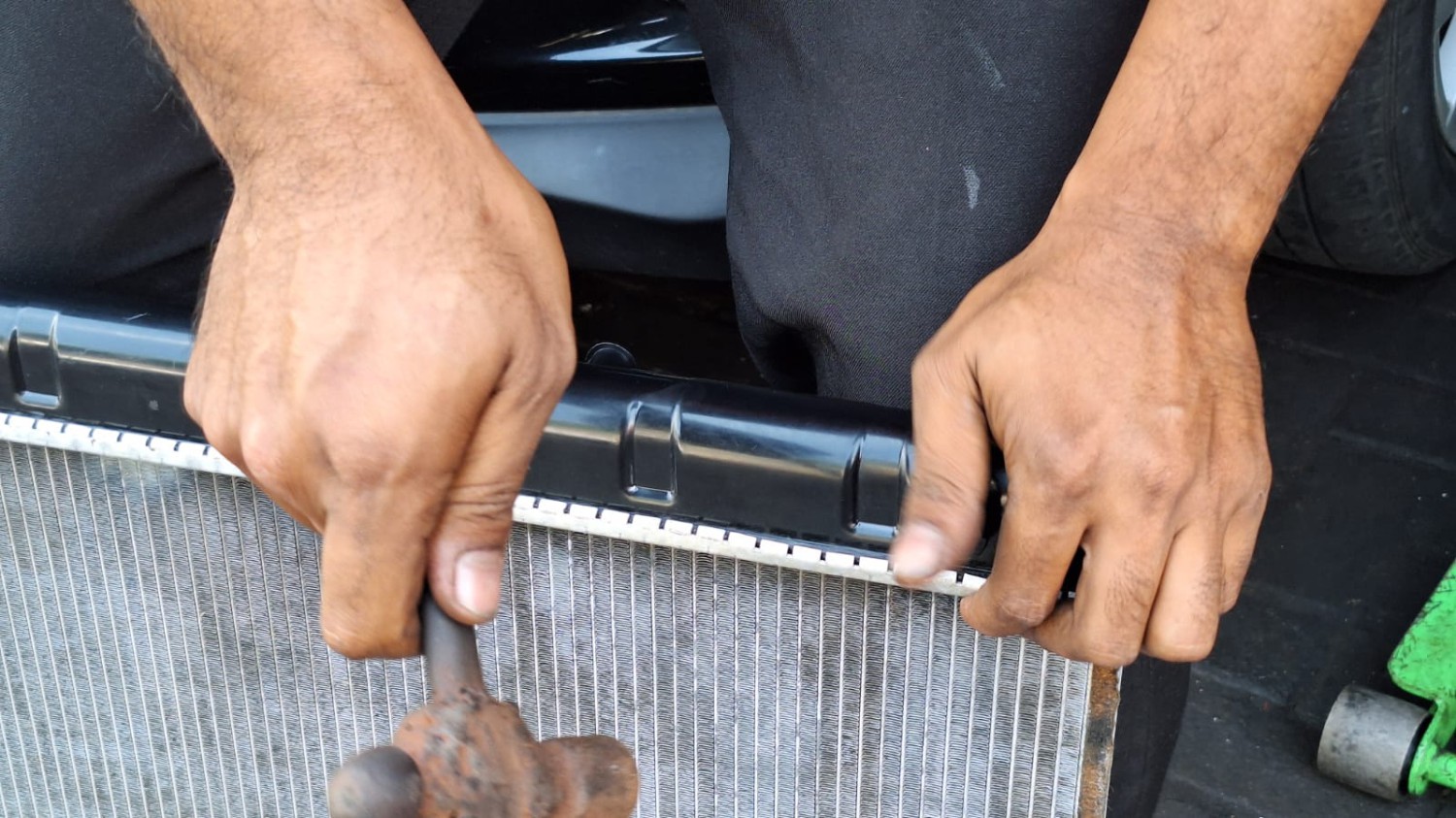 Radiator Mobil Kotor Bikin Mesin Mudah Panas, Ini Penyebabnya