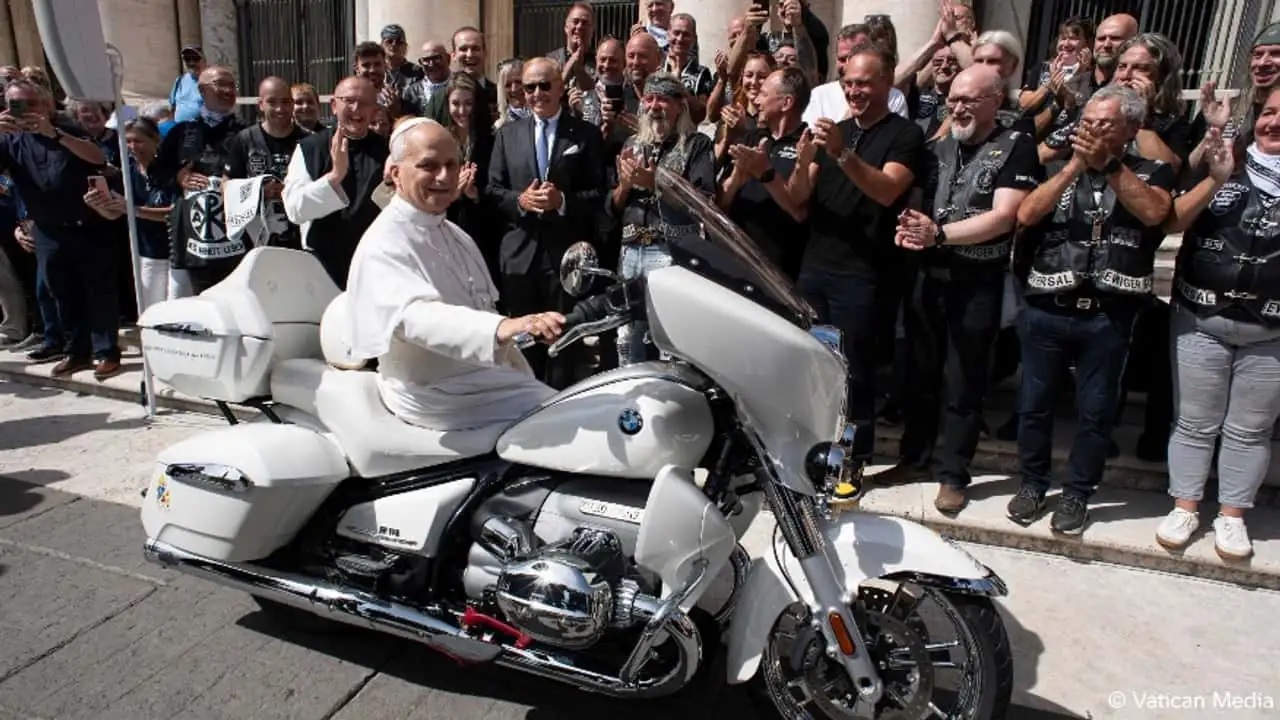 BMW, Dibuat Khusus Untuk Paus, BMW R 18 Dimodifikasi Serba Putih Untuk Tujuan Mulia