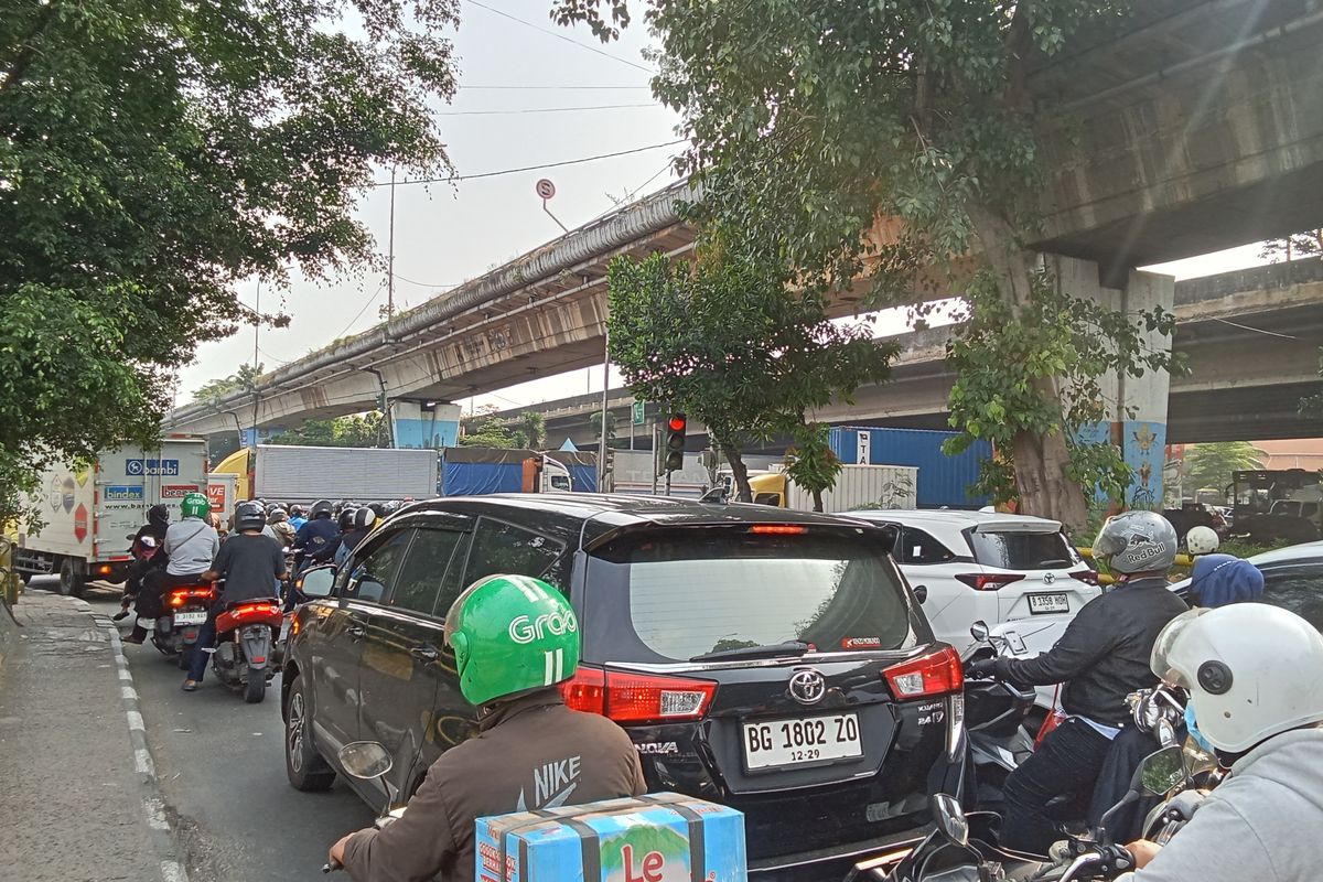 Durasi Lampu Merah di Daan Mogot Bikin Ampun, Cewek Nunggu Bisa Sambil Dandan Dulu