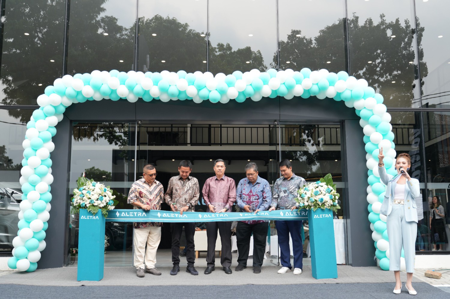 Serius Bangun Ekosistem Mobil Listrik, Aletra Buka Dealer Baru di Jakarta Selatan