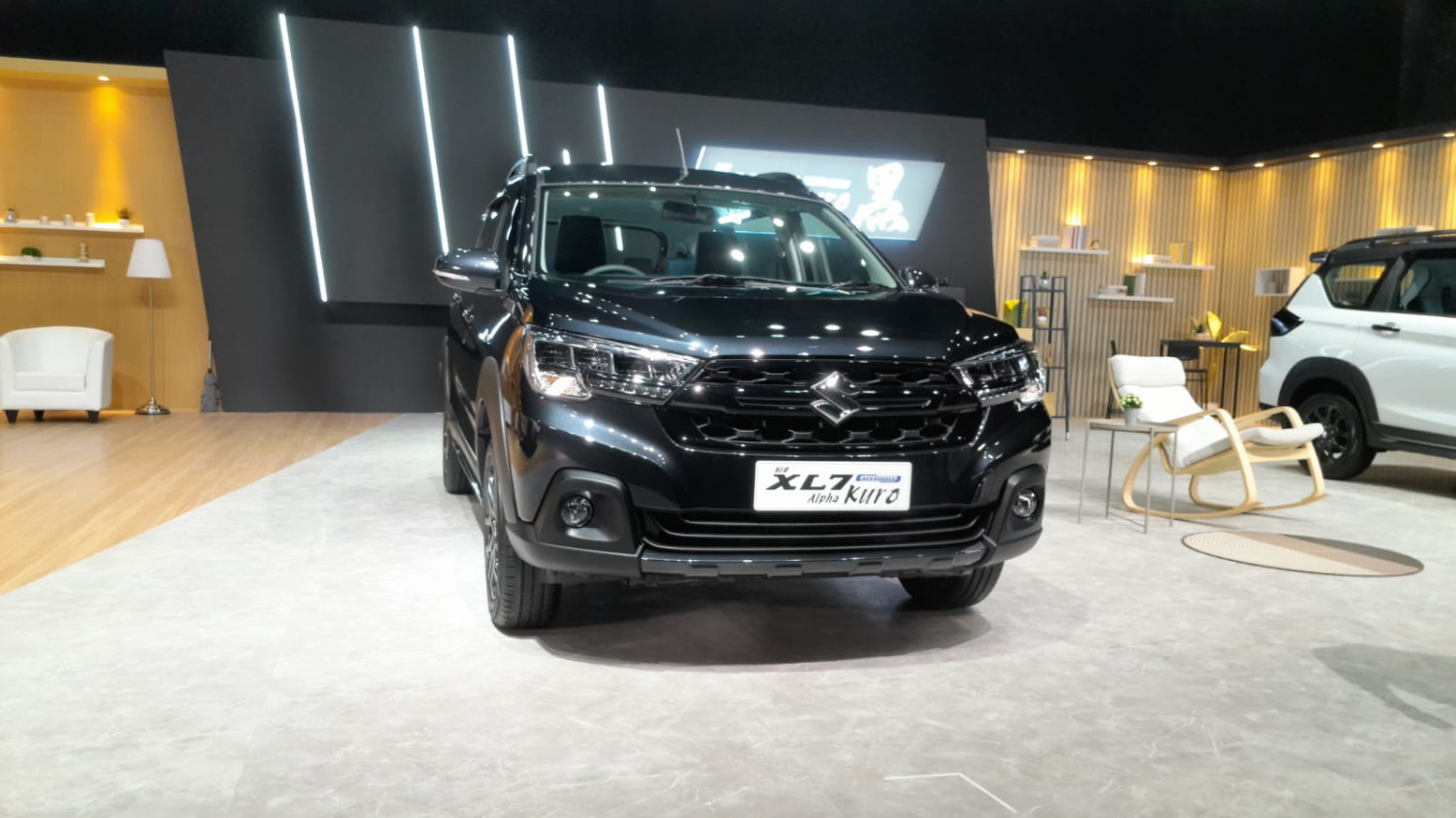 Suzuki , Suzuki Gak Mau Santai, XL7 Alpha Kuro Dikejar Target Laku 300 Unit Sebulan