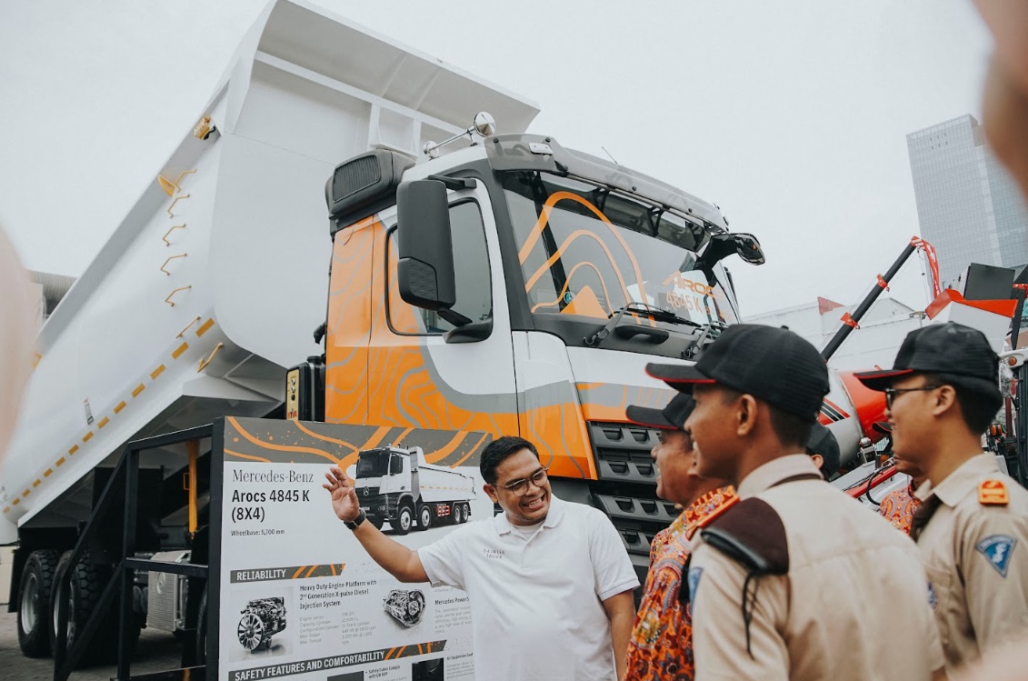 Mercedes-Benz, Siapkan Teknisi Profesional, DCVI Donasikan Mesin Bus Mercedes-Benz OF 917 ke SMK 1 Angkasa