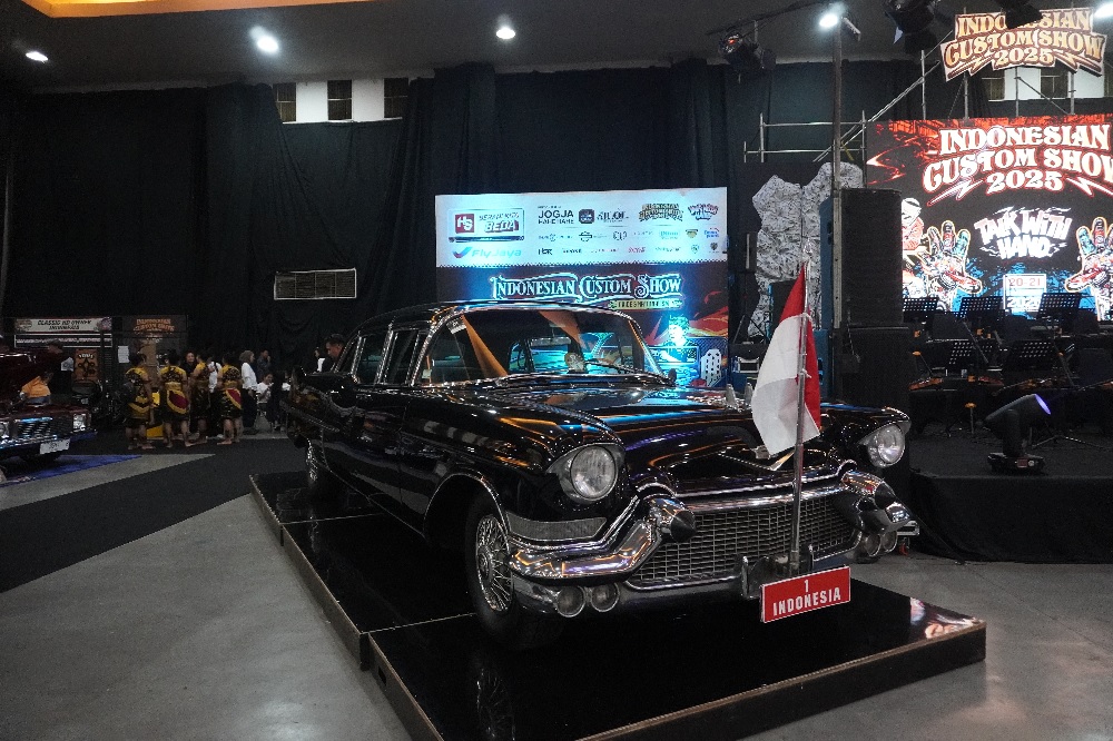 Panjang Hampir 6 Meter, Dua Mobil Dinas Era Presiden Soekarno Mejeng di ICS 2025