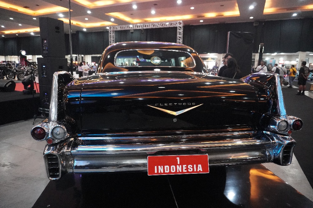Panjang Hampir 6 Meter, Dua Mobil Dinas Era Presiden Soekarno Mejeng di ICS 2025