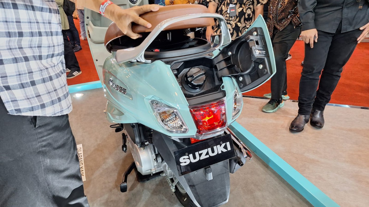 Uniknya Cara Isi Bensin Suzuki Access, Seperti Bawa Mobil!