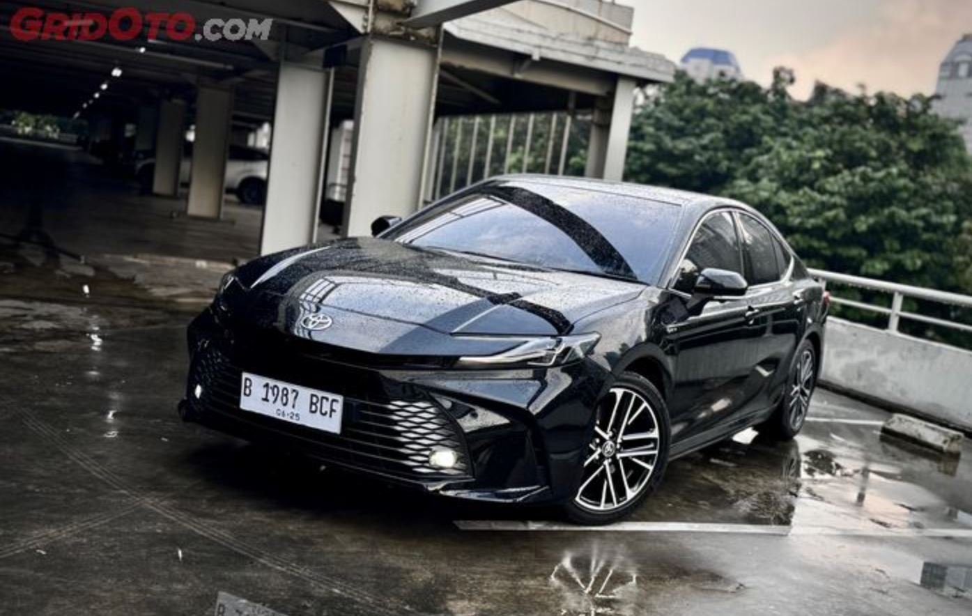 Sedan Canggih Kental Nuansa Premium, Cek Harga Toyota Camry HEV September 2025