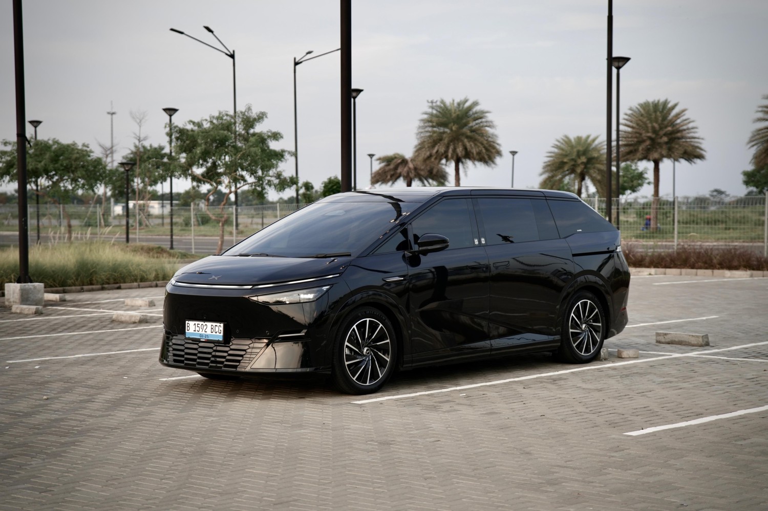 Dibuat Untuk Kenyamanan, Lebih Kedap Kabin Denza D9 Atau XPENG X9?