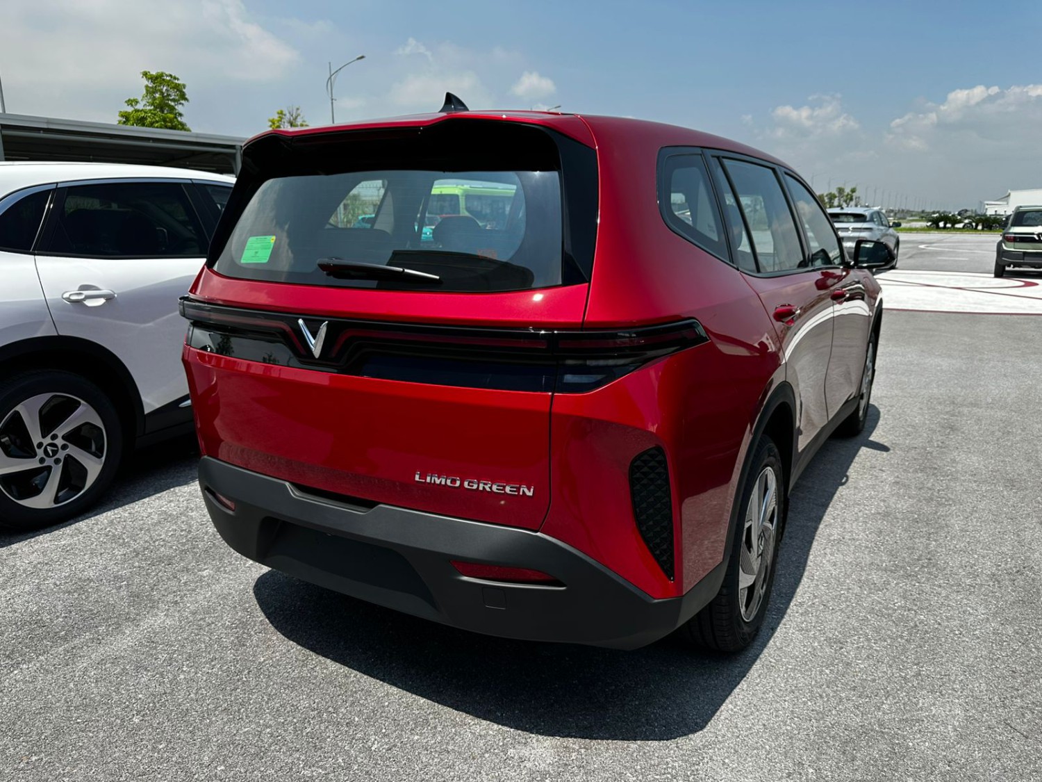 VinFast Limo Green Mobil Listrik 7 Penumpang, BYD M6 dan Innova Zenix Ketar-ketir