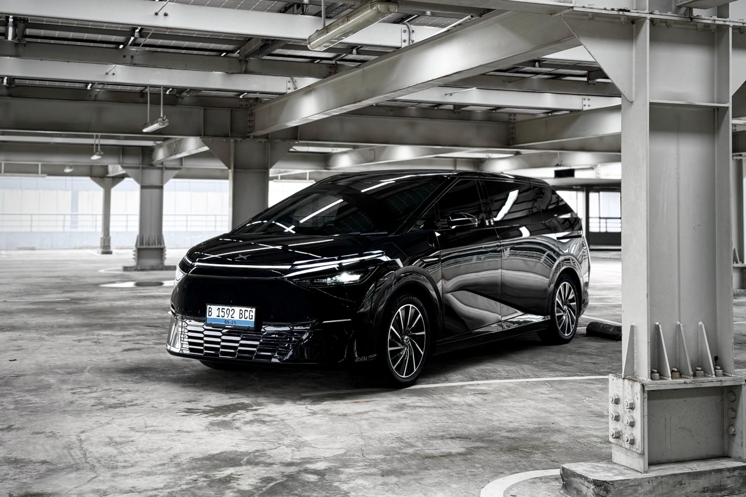 Panjang 5 Meter Lebih, XPENG X9 Kok Tetap Lincah Diajak Meliuk?