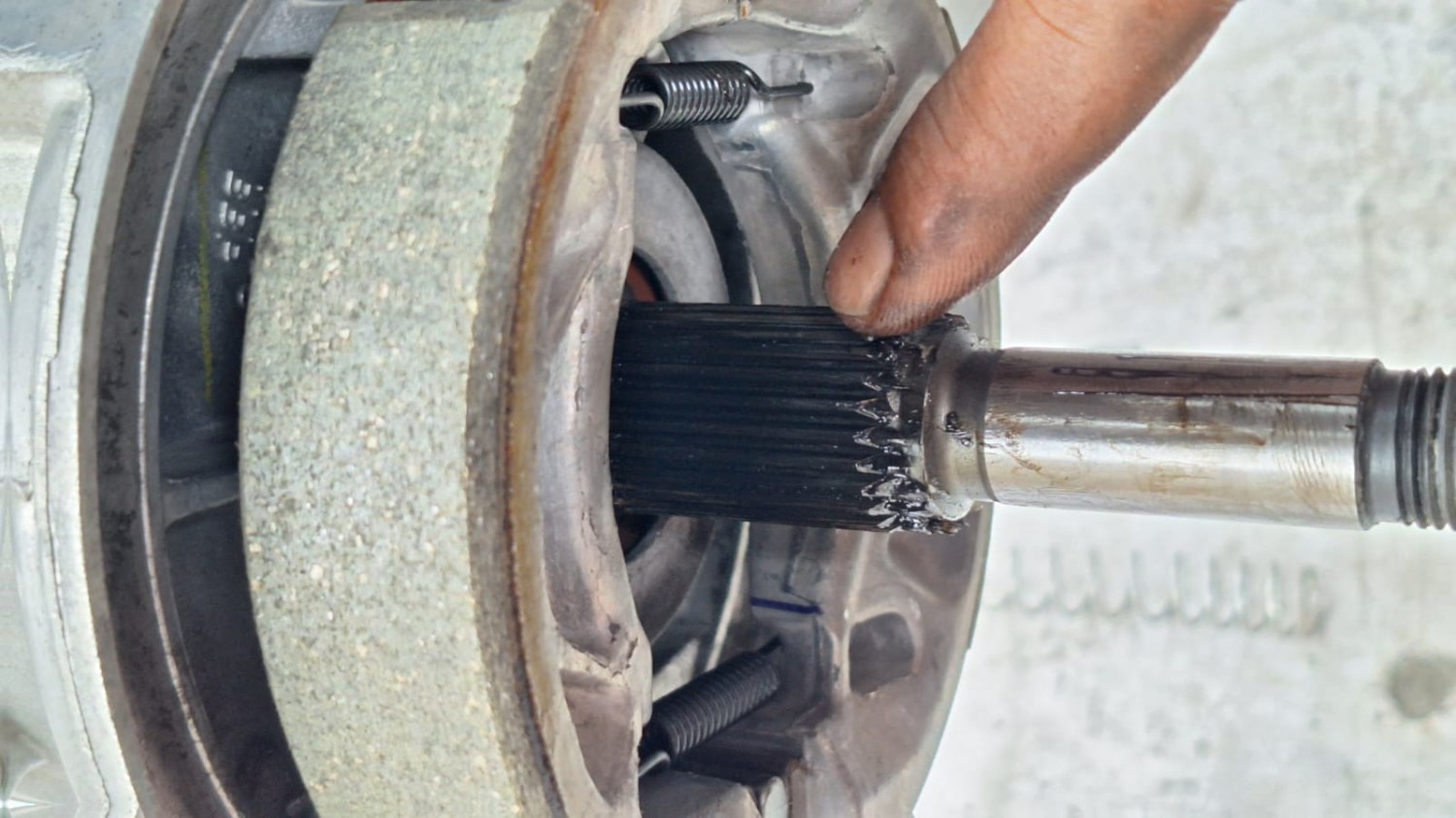 Pelek Belakang Motor Matic Sulit Dilepas, Dari Sini Penyebabnya