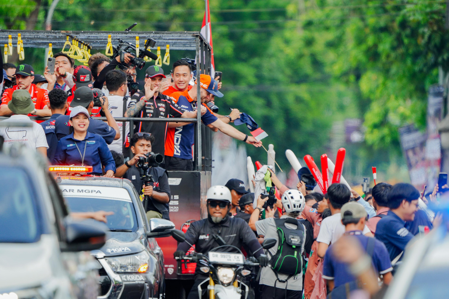 MotoGP, Lautan Manusia Sambut Bintang MotoGP di Mataram, Mario Aji Jadi Sorotan