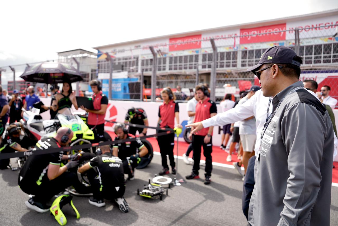 Dirut Pertamina Tinjau Paddock Tim Milik Valentino Rossi di MotoGP Indonesia 2025