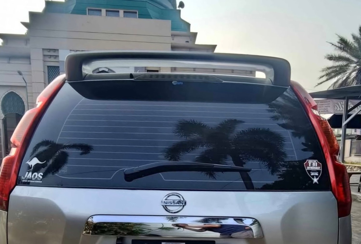 Ternyata Ini Fungsi Garis-garis Hitam di Kaca Mobil Belakang