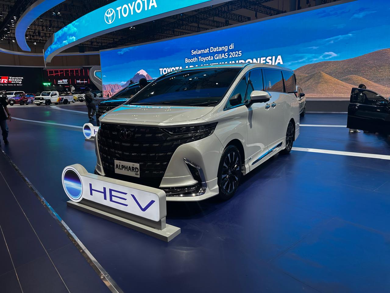 Penjualan September 2025, Denza D9 vs Toyota Alphard Beda Tipis Banget