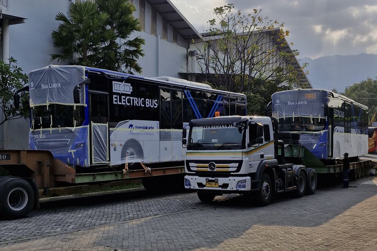 Dibungkus Plastik, Bus Listrik Made In Ungaran Siap Jadi Armada Transjakarta