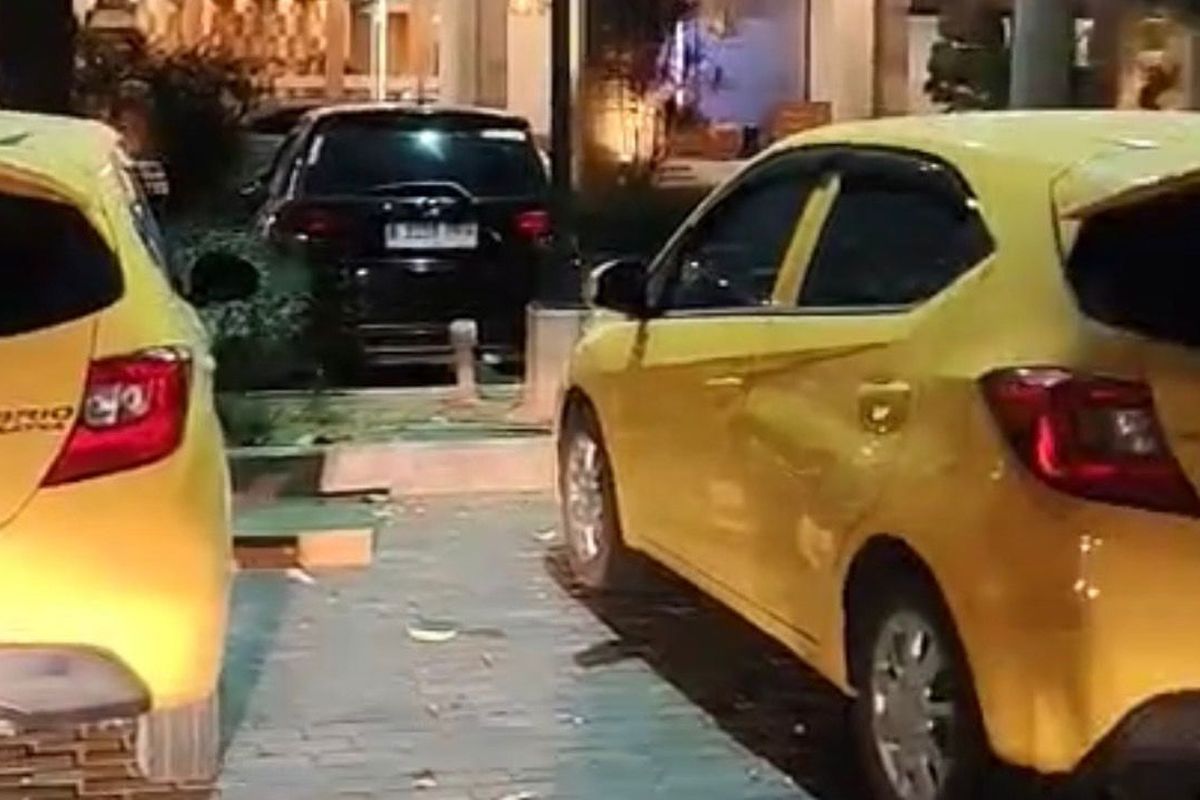 Honda, Honda Brio, Dua Honda Brio Kembar Siam di Hotel Rembang, Warna Bodi dan Pelat Nomor Sama Persis