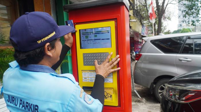 Gerak Parkir Liar Dipersempit, Pembayaran Model Nontunai di Surabaya Dikebut