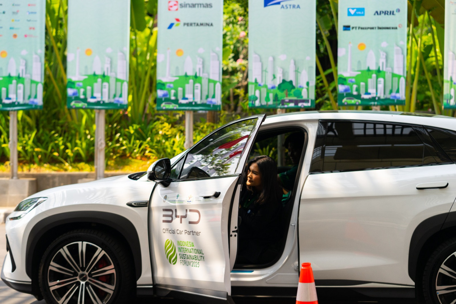 BYD Fasilitasi 15 Unit Mobil Listrik di IISF 2025, Denza D9, BYD Sealion 7 dan BYD Seal Diterjunkan