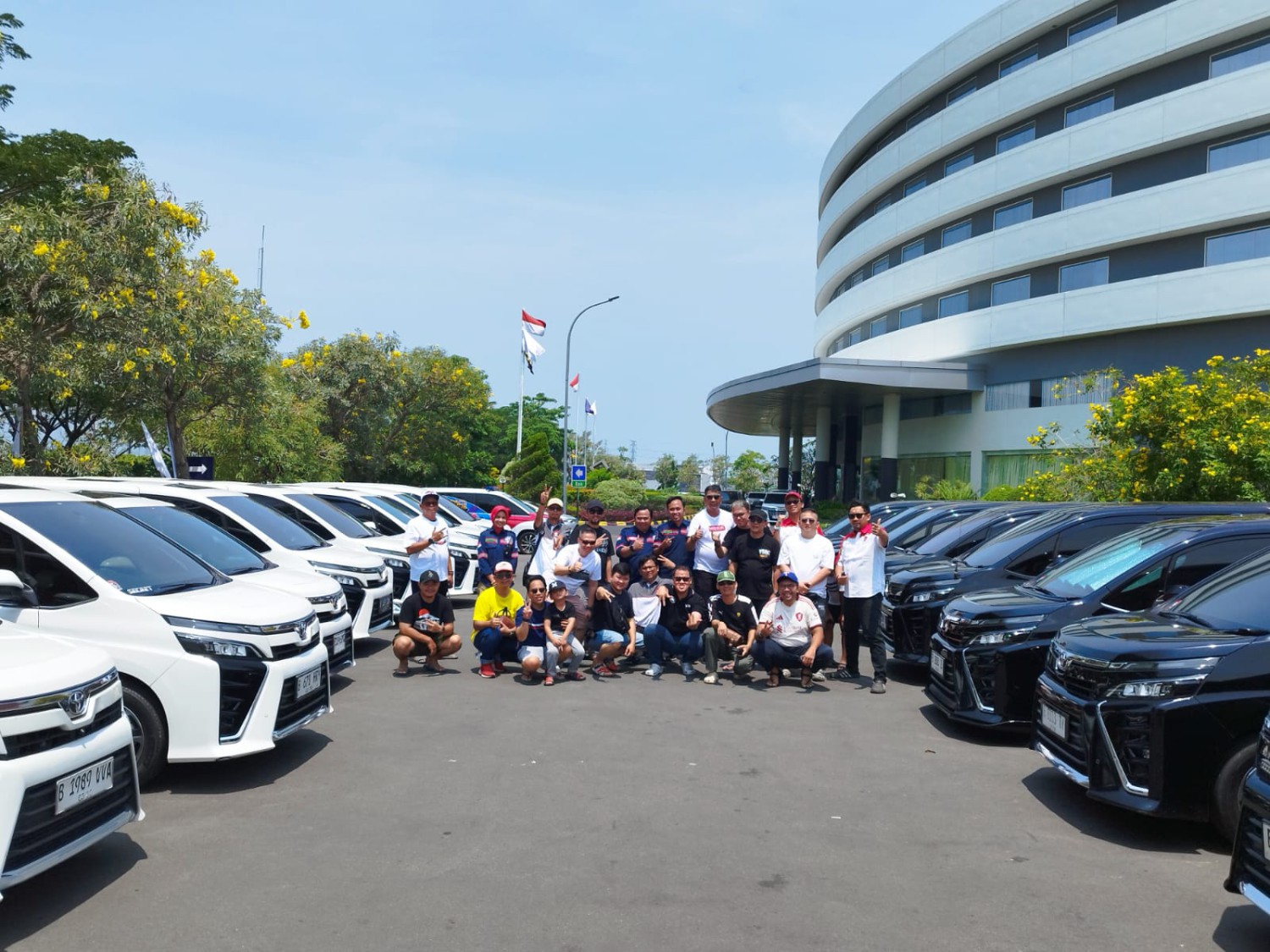 Belasan Toyota Voxy Konvoi ke Cirebon, Perayaan Sewindu Komunitas Voxy Club Indonesia