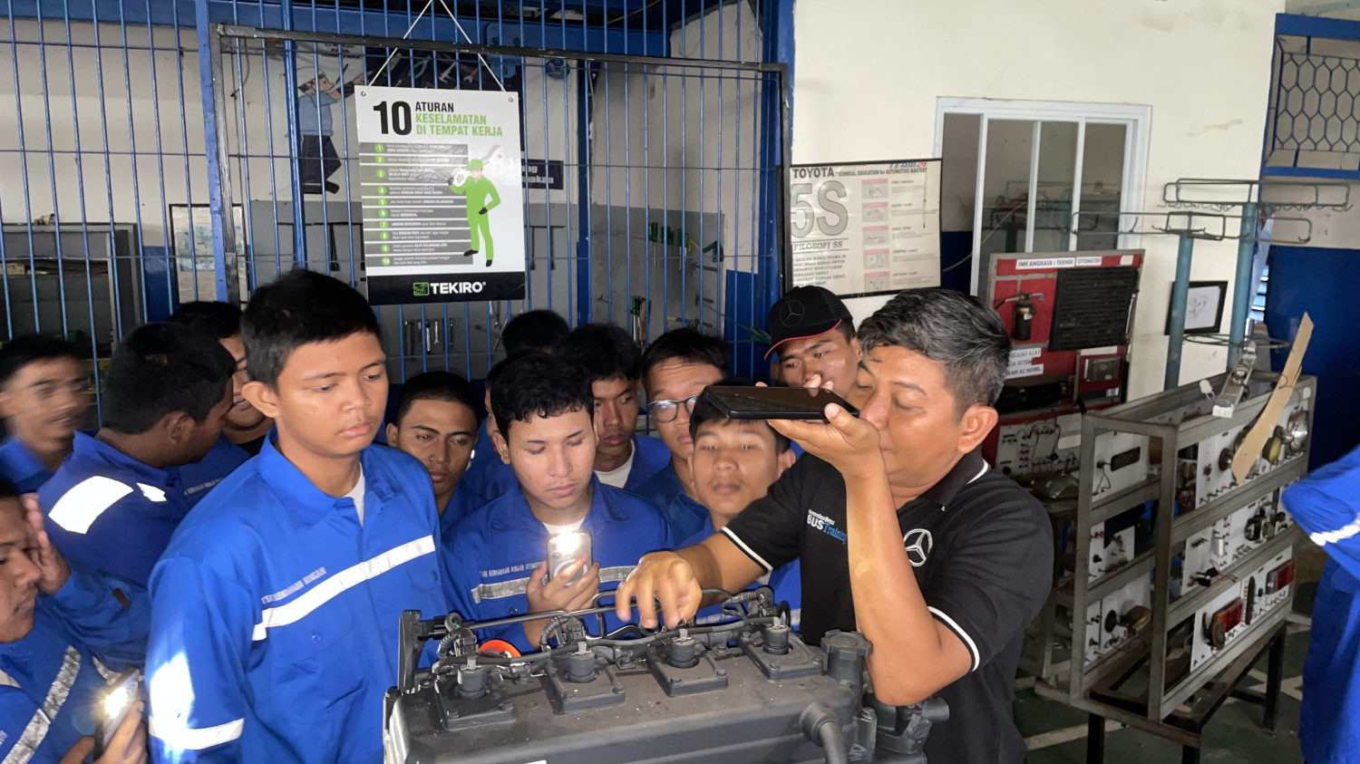 Mercedes-Benz, Diajak ke Pabrik, Mercedes-Benz Hibahkan Mesin Bus OF 917 ke Anak SMK
