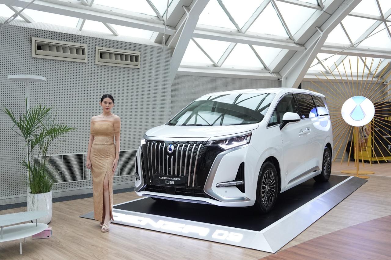 Denza Perlihatkan Wajah Baru Kemewahan Listrik di Jakarta Fashion Week 2026