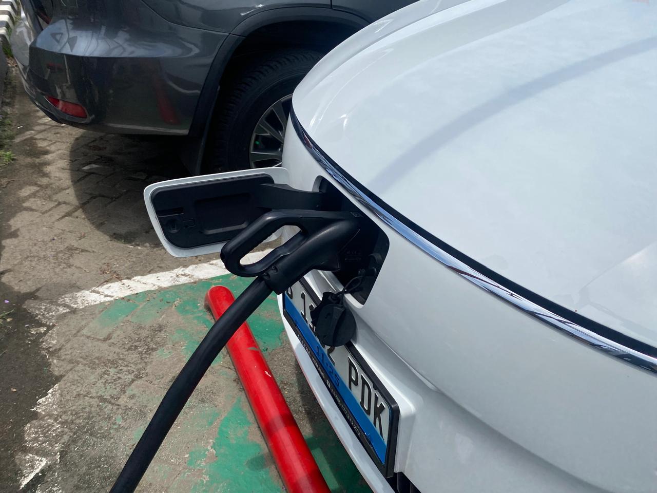 Suka Duka Ngecas Aletra L8, Isi Ngebut Banget Tapi Posisinya Unik