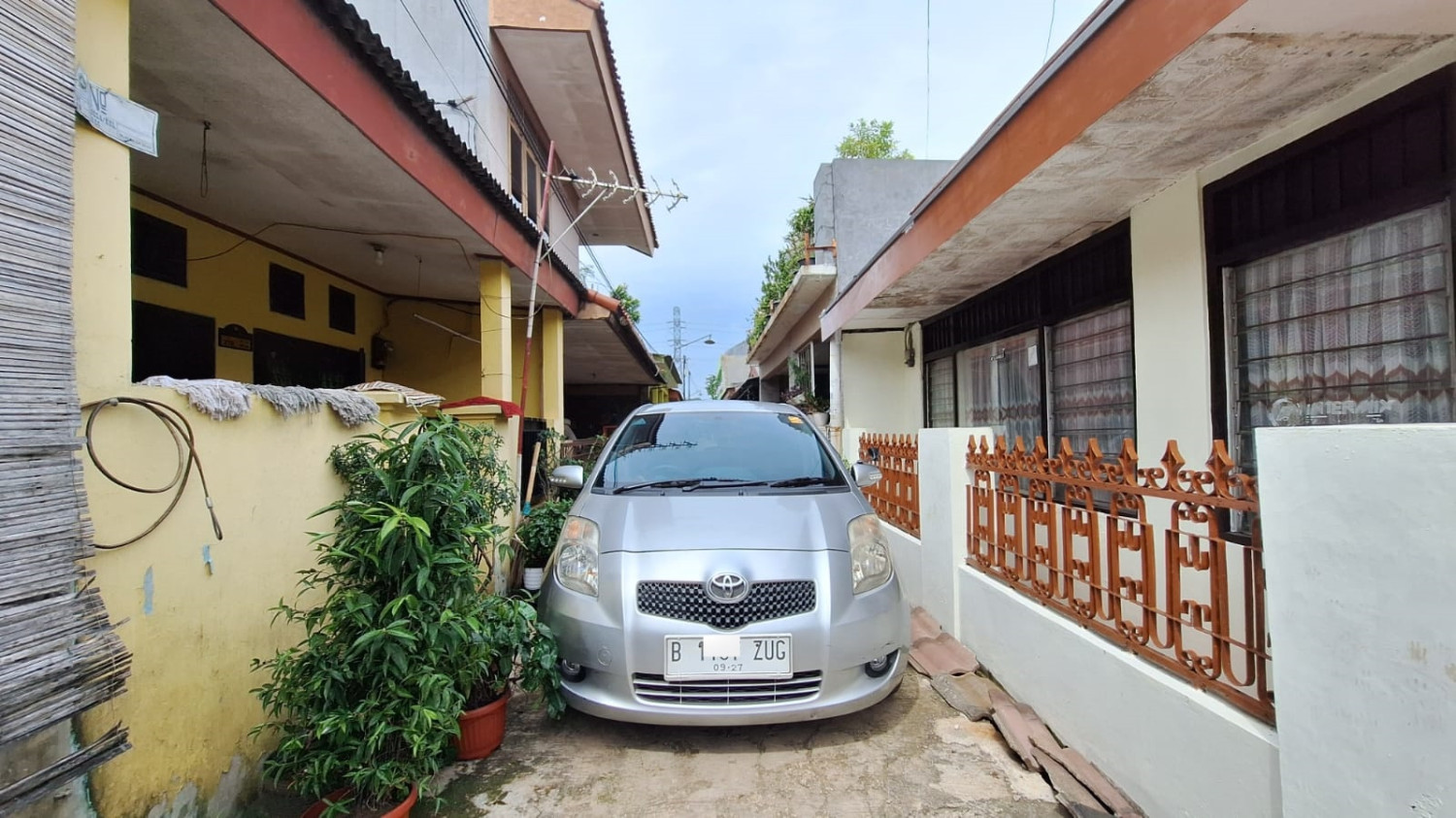 Masuk Jalan Kecil Tanpa Panik, Ini Cara Mudah Mengukur Bodi Mobil