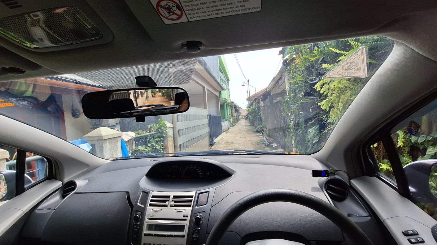 Masuk Jalan Kecil Tanpa Panik, Ini Cara Mudah Mengukur Bodi Mobil