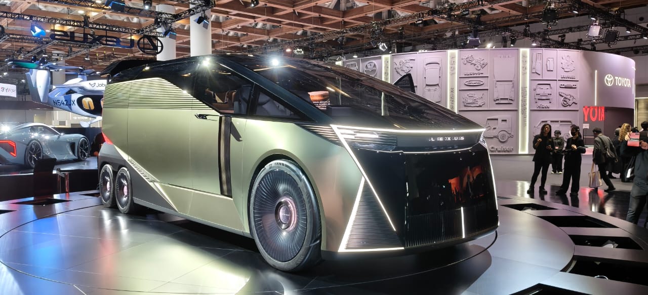 Lexus, Lexus LS, Tak Lagi Berwujud Sedan, Lexus LS Berubah Total Jadi MPV Enam Roda