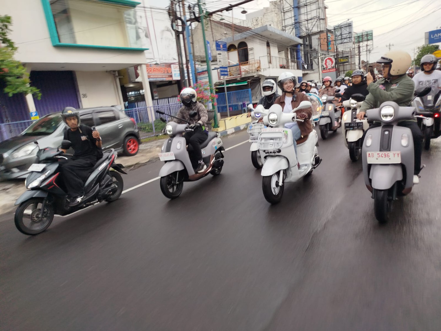 Si Cantik Zee Asadel Gak Takut Basah, Hujan-hujanan Jadi Leader City Touring Fazzio Youth Festival Yogyakarta 2025