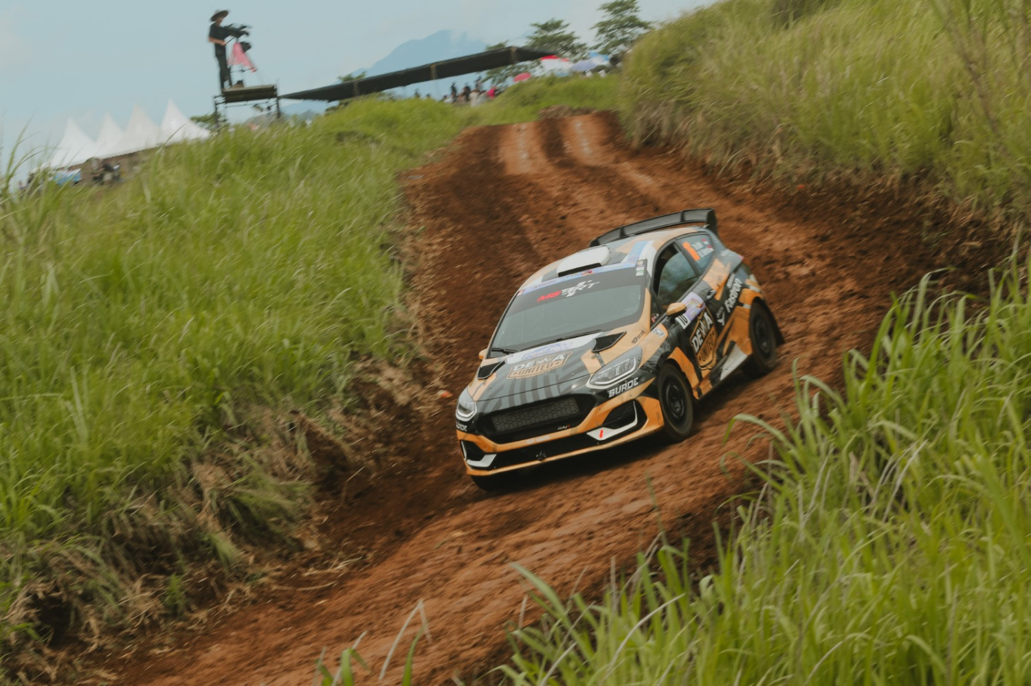 Dominasi di Tengah Hujan! Dewa United Motorsports Sapu Bersih Podium Final Sprint Rally