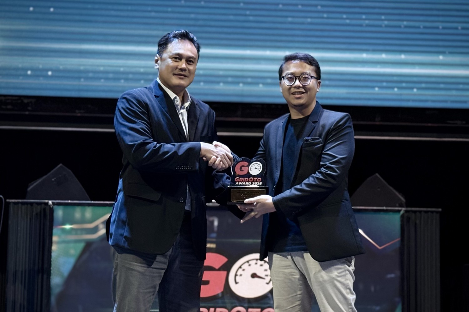 Irit dan Canggih, Suzuki Fronx Raih The Most Favorite Car GridOto Award 2025