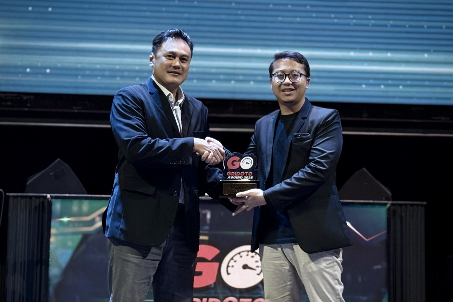 Irit dan Canggih, Suzuki Fronx Raih The Most Favorite Car GridOto Award 2025