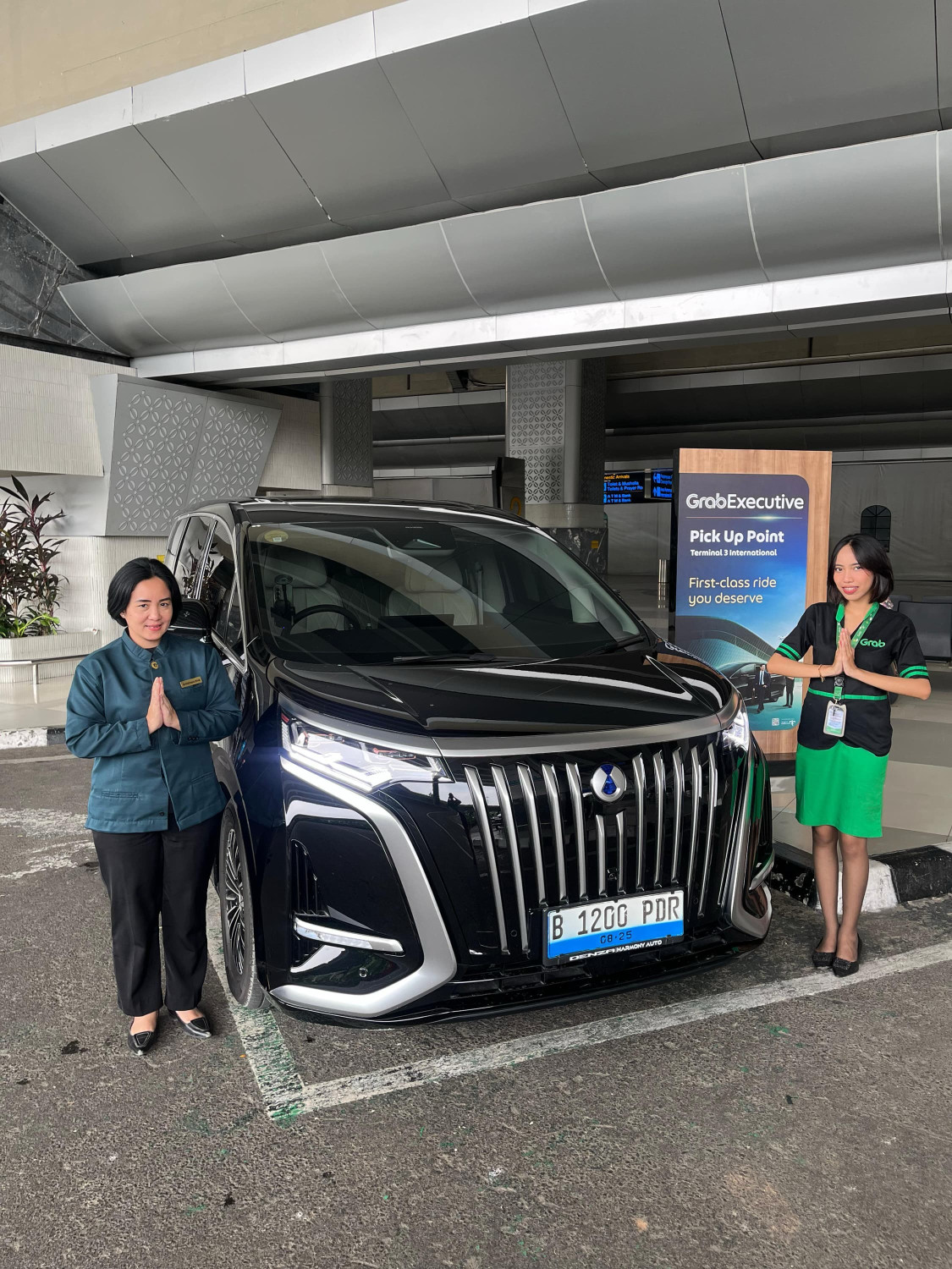 Denza D9 Jadi Armada Grab, Taksi Alphard Bakal Minder Nih di Parkiran