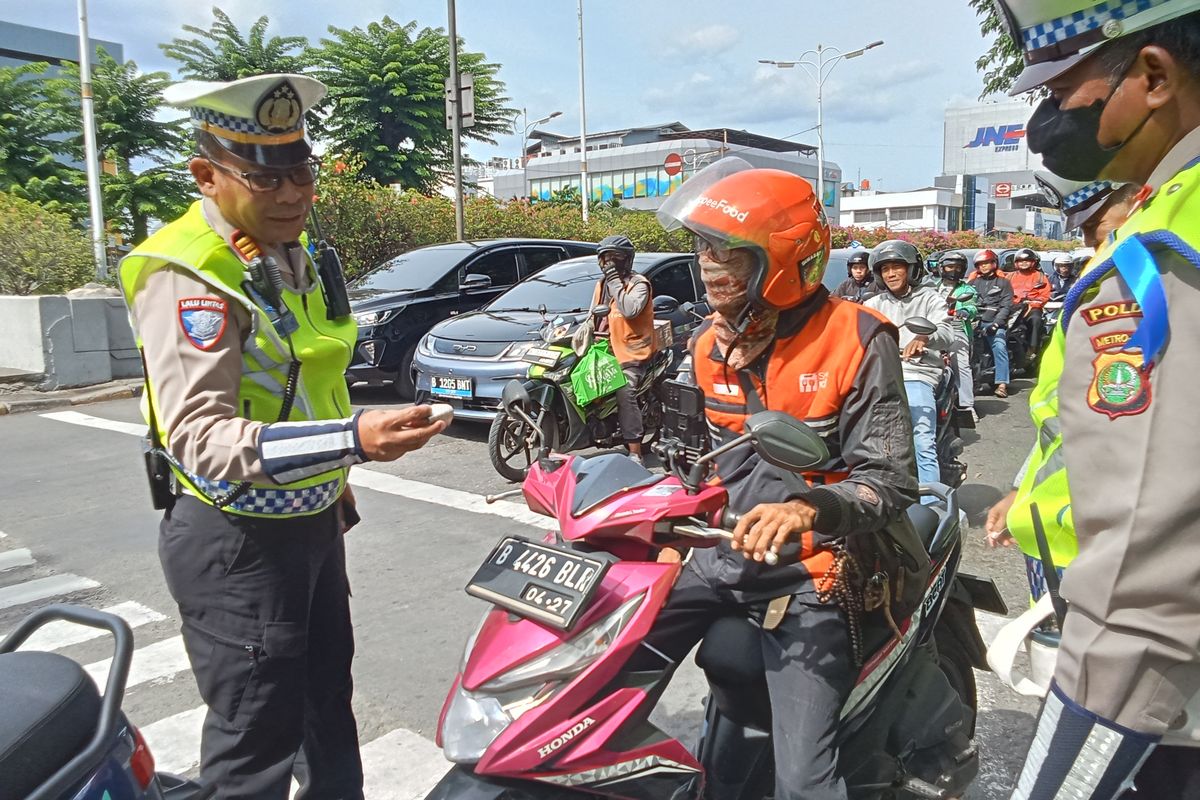 Pelanggaran Ini Ditemui saat Operasi Zebra 2025 di Jakarta Barat, Modus Pakai Stiker dan Masker
