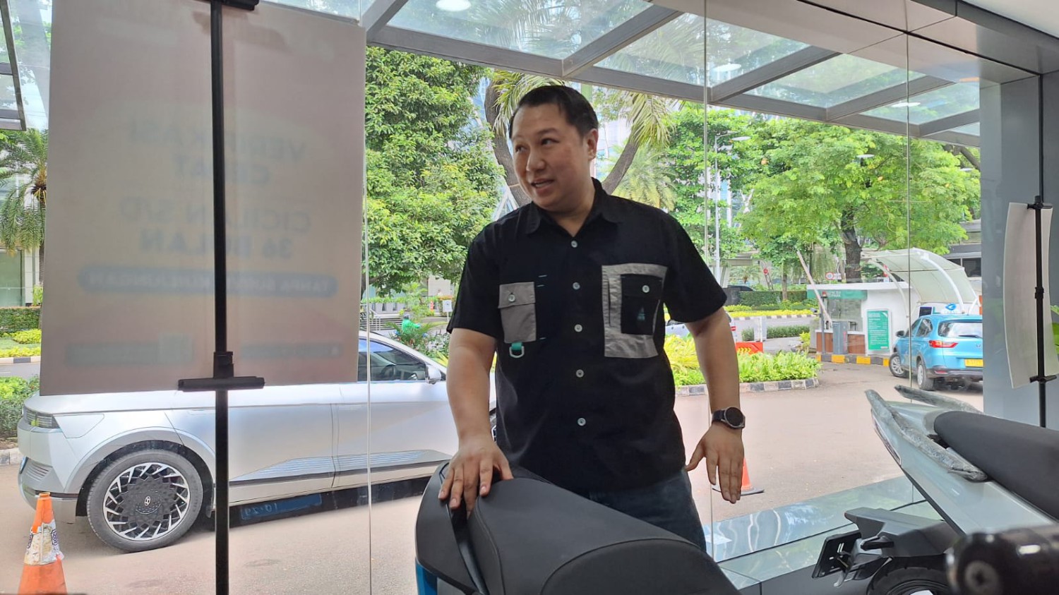 Fitur Charger Motor Listrik Ini Pasti Disukai Perempuan, Ini Alasannya