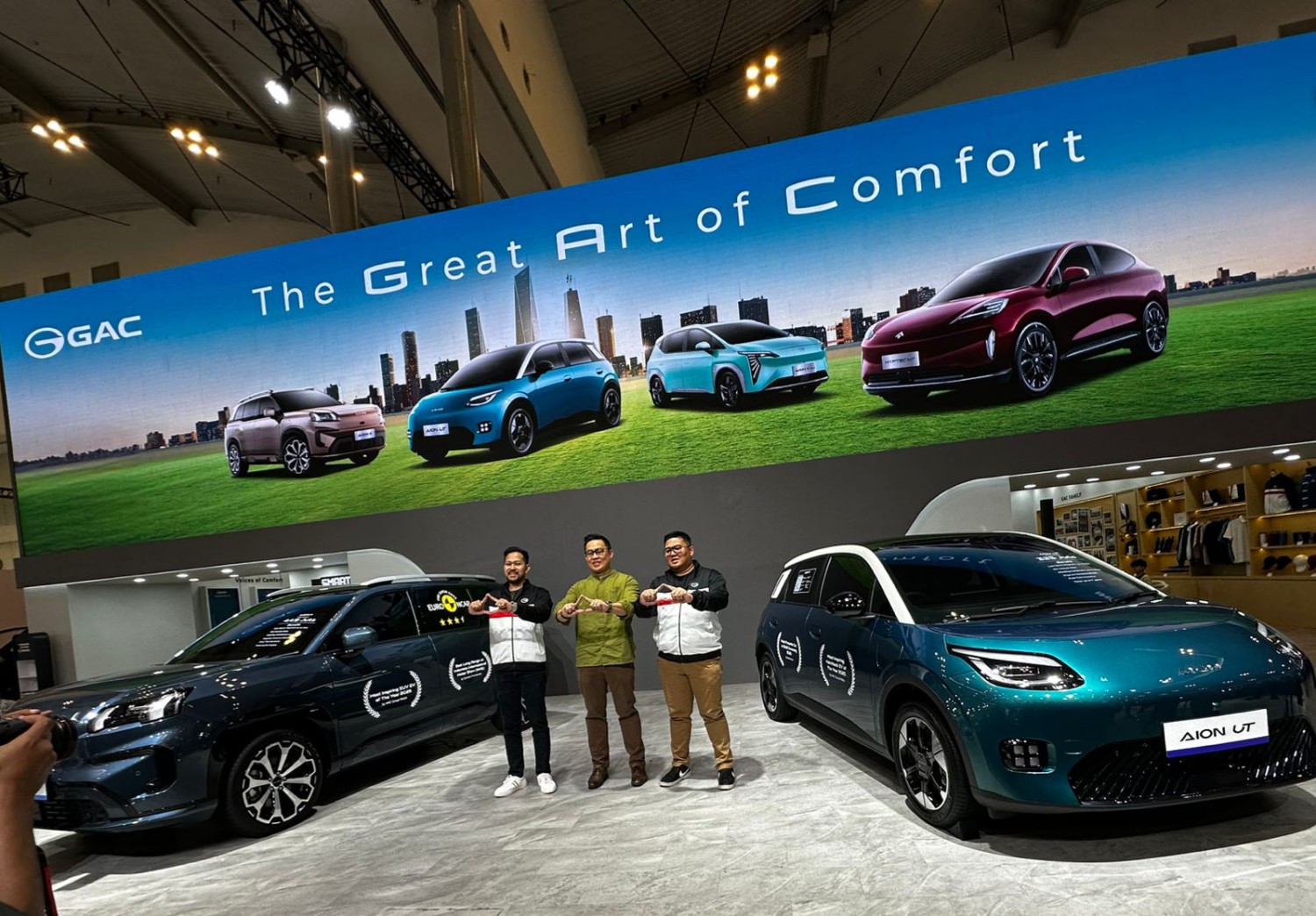 GAC Indonesia Buktikan Kenyamanan Mobil Listrik Adalah Seni Agung di GJAW 2025