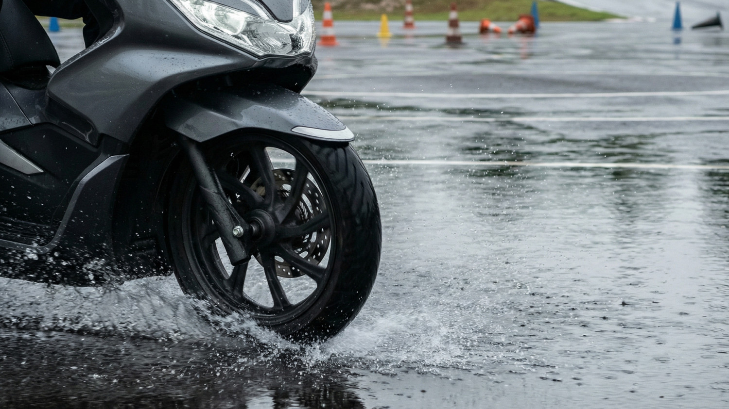 Kepakai Banget di Musim Hujan, Ini Teknik Pengereman Khusus Motor Matic dari Ahli Safety