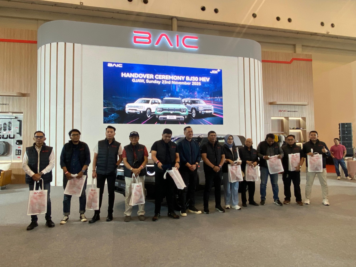 Mantap! BAIC Mulai Kirim 100 Unit BJ30 ke Konsumen