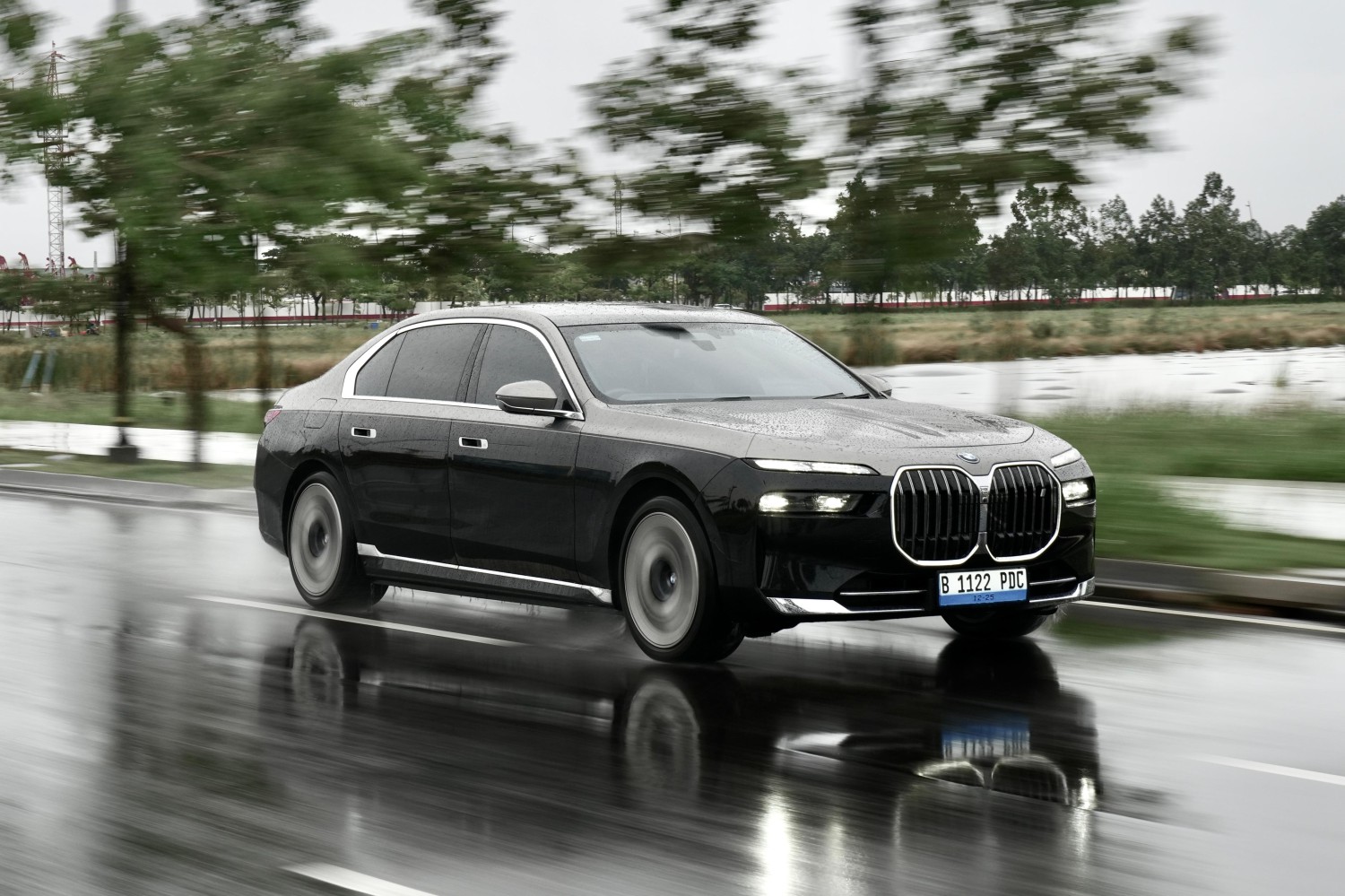 Tenaga Besar Topang Bobot 2,5 Ton, BMW i7 Bisa Lari Sekencang Ini