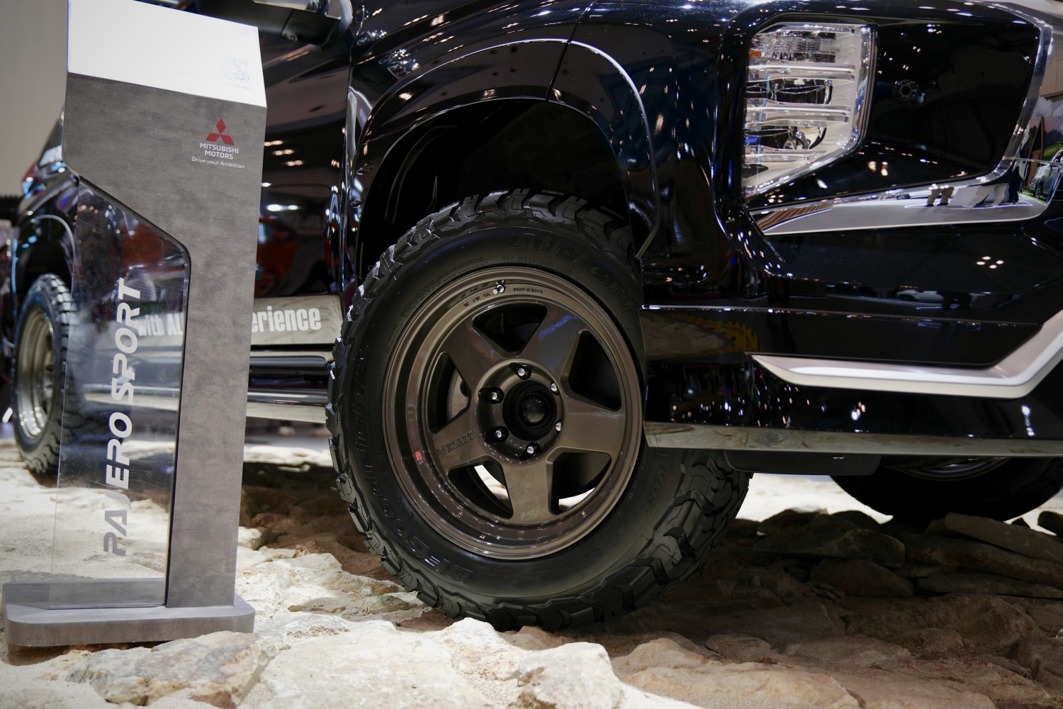 Gandeng Alpine, Mitsubishi Pajero Sport Tampil Ciamik Di GJAW 2025